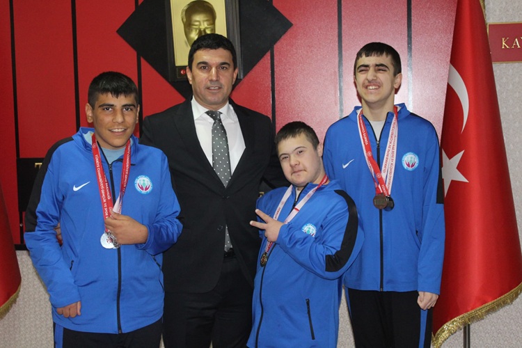 ŞAMPİYON ÖĞRENCİLERDEN KAYMAKAMIMIZA ZİYARET